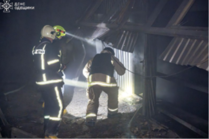 RUSI UDARILI NA ODESU Infrastrukturni objekat u plamenu (FOTO/VIDEO)